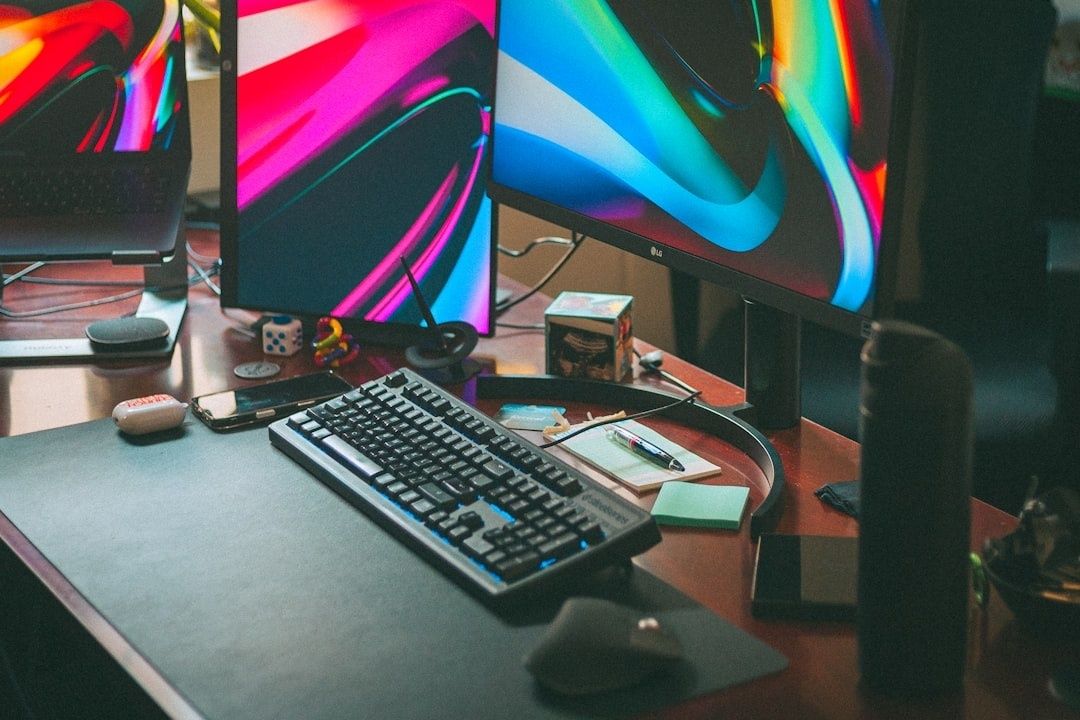 Werkplek met meerdere monitoren, toetsenbord en muis voor intensief schermwerk
