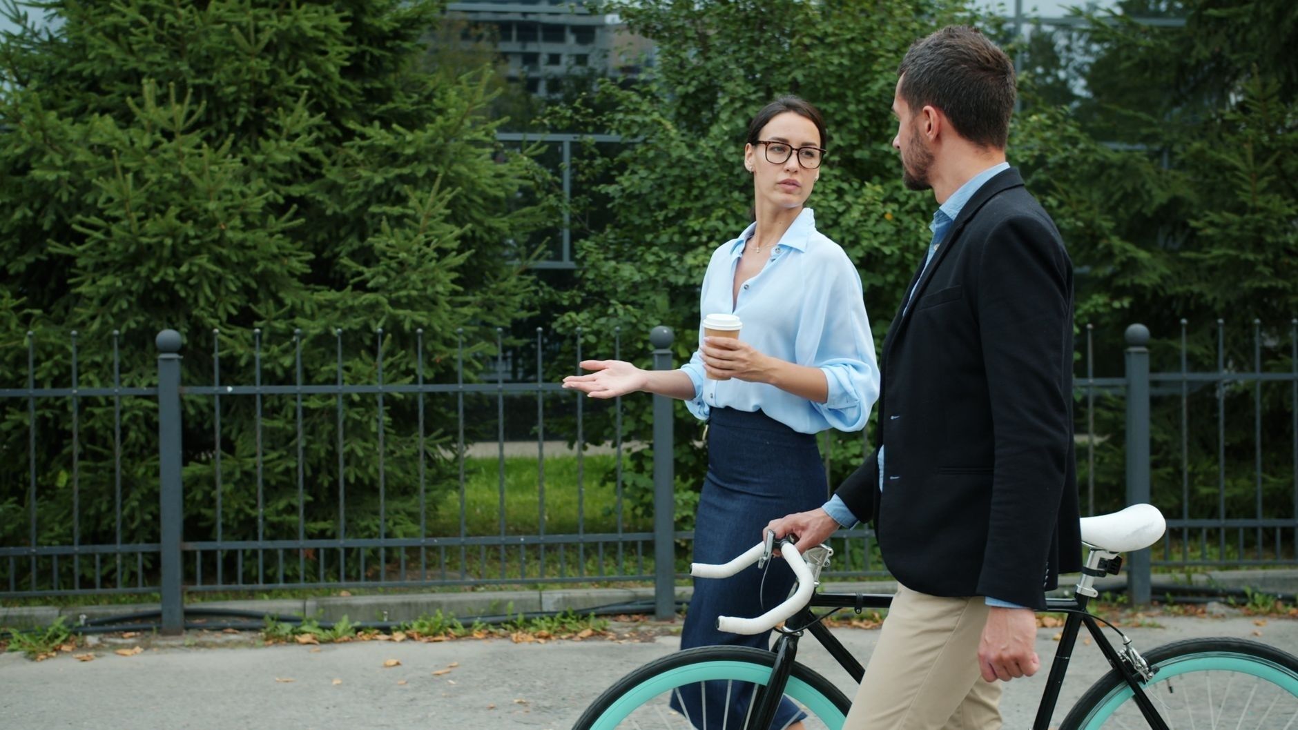 Twee professionals bespreken iets tijdens een wandeling met een fiets